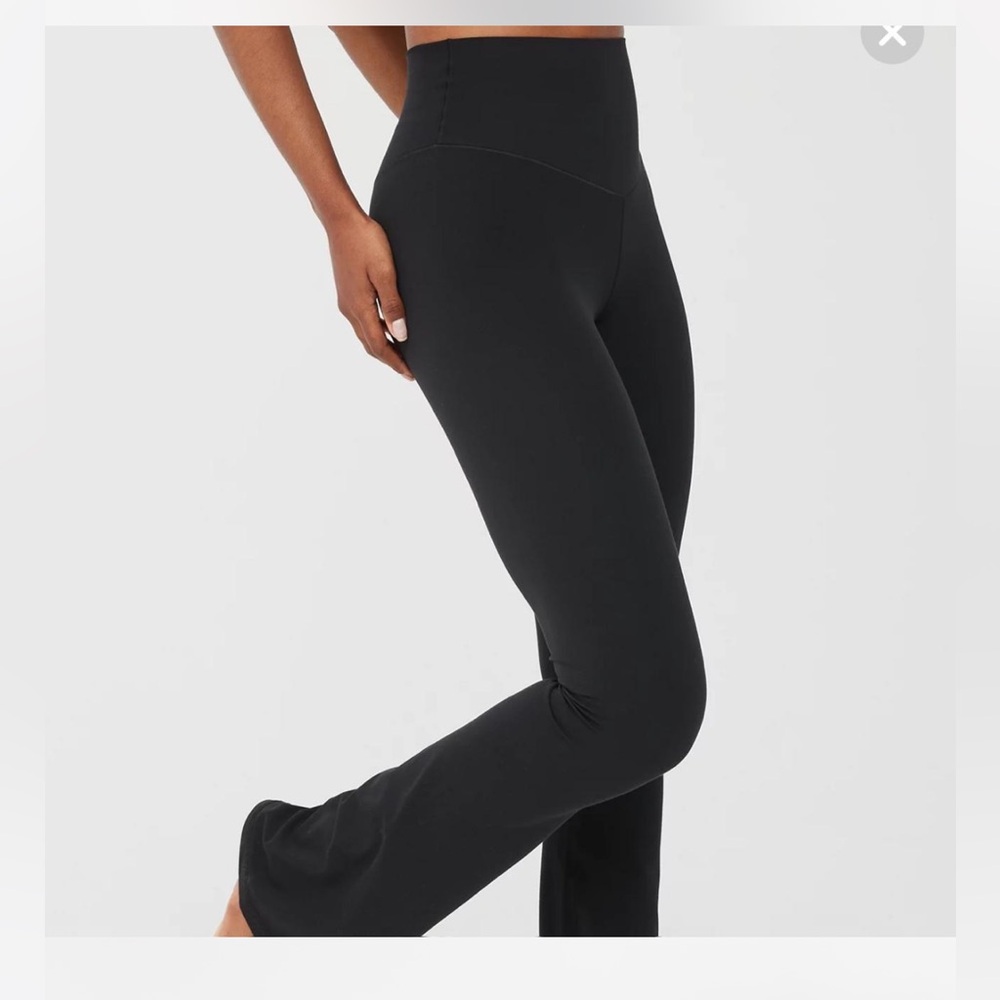 Aerie Real Me XTRA High Waisted Bootcut Legging
New without tags 
Size Small
